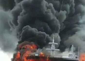 KM Lautan Papua Indah yang terbakar di perairan Paiton Probolinggo, Jawa Timur, Selasa (12/7/2022) sore.