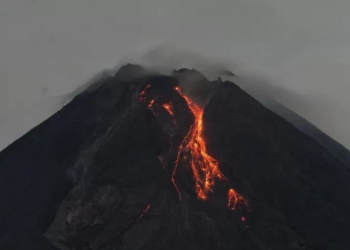 Arsip Foto - Guguran lava pijar Gunung Merapi terlihat dari Turi, Sleman, D.I Yogyakarta, Jumat (5/3/2021).