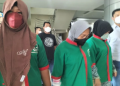 Ibu-ibu tersangka kurir peredaran sabu saat di Mapolres Metro Jakarta Barat, Kamis (14/7/2022).
