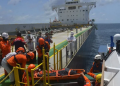 Tim SAR gabungan menggunakan tandu mengangkat jenazah warga Filipina, Crispin F Cadiz saat dievakuasi dari kapal kargo MV Lowlands Comfort berbendera Panama ke kapal KN SAR Kresna di Teluk Benggala, Aceh Besar, Aceh, Kamis (14/7/2022)