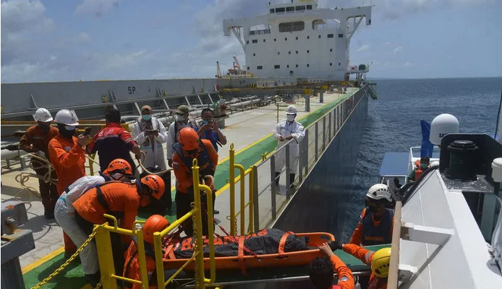 Tim SAR gabungan menggunakan tandu mengangkat jenazah warga Filipina, Crispin F Cadiz saat dievakuasi dari kapal kargo MV Lowlands Comfort berbendera Panama ke kapal KN SAR Kresna di Teluk Benggala, Aceh Besar, Aceh, Kamis (14/7/2022)