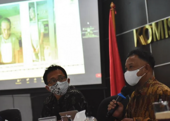 Anggota Komnas HAM M. Choirul Anam (kanan) dan Beka Ulung Hapsara (kiri).