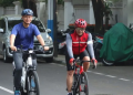 Sekjen DPP PDI Perjuangan Hasto Kristiyanto (kanan) dan Sekjen DPP PAN Eddy Soeparno saat gowes bareng di kawasan Jakarta, Jumat (15/7/2022) pagi. ANTARA/HO-PDIP