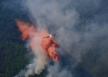 Arsip --Sebuah pesawat menjatuhkan bubuk pemadam api di kebakaran yang terjadi di daerah Var, selatan Prancis, Rabu (18/8/2021). Ministere de l'Interiur/J. Groisard/Handout via REUTERS