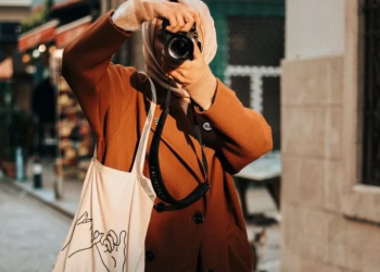 Ilustrasi memotret saat berwisata.