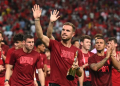 Soccer Football - Pre Season Friendly - Liverpool v Crystal Palace - National Stadium, Kallang, Singapore - July 15, 2022 Liverpool's Jordan Henderson celebrates with trophy after winning the match REUTERS/Caroline Chia (REUTERS/CAROLINE CHIA)