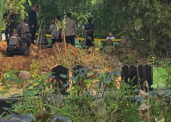 Petugas Jihandak brimob Polda Jatim melakukan upaya evakuasi benda diduga mortir di TPU Gunung Cilik, Surondalan, Trenggalek, Sabtu (16/7/2022) (Destyan Handri Sujarwoko)