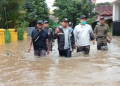 Wali Kota Tangerang Arief R Wismansyah (tengah) memantau banjir di Pinang Griya.