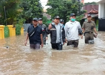 Wali Kota Tangerang Arief R Wismansyah (tengah) memantau banjir di Pinang Griya.