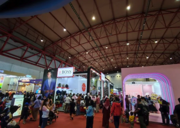 Sejumlah pengunjung memadati stan penjualan produk jelang berakhirnya gelaran Jakarta Fair Kemayoran di Jakarta Pusat, Sabtu (16/7/2022).