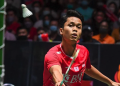Pebulu tangkis tunggal putra Indonesia Anthony Sinisuka Ginting melakukan pukulan balik melawan Kodai Naraoka dari Jepang pada final tunggal putra turnamen bulu tangkis Singapura Open 2022 di Singapura pada (17/7/2022).