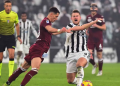 Pemain Juventus Matthijs de Ligt (kanan) berebut bola dengan pemain Torino Sasa Lukic (kiri) pada laga lanjutan Liga Serie A Italia di Stadion Allianz, Turin, Italia, Jumat (18/2/2022). Juventus gagal meraih poin penuh usai ditahan imbang Torino 1-1.