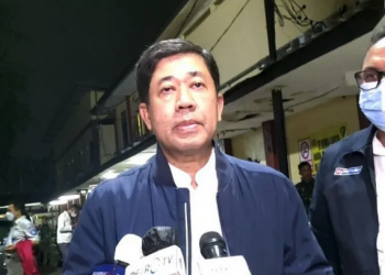 Dirut Pertamina Patra Niaga Alfian Nasution saat berbicara kepada awak media di RS Polri, Kramatjati, Jakarta Timur, Senin (18/7/2022).