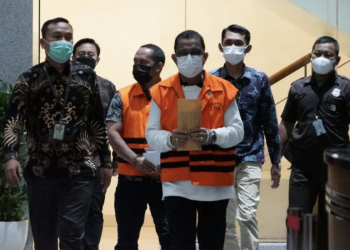 Tersangka mantan Wali Kota Ambon Richard Louhenapessy (tengah/rompi jingga).