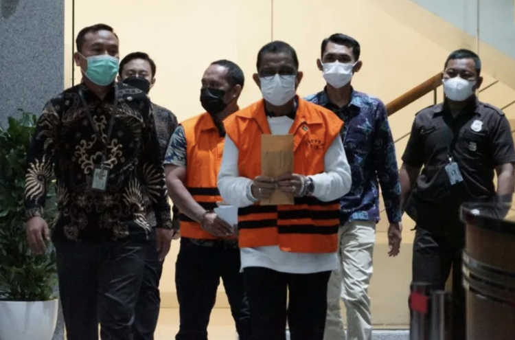 Tersangka mantan Wali Kota Ambon Richard Louhenapessy (tengah/rompi jingga).