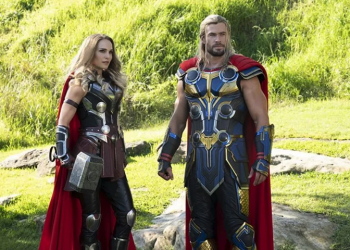 Natalie Portman dan Chris Hemsworth dalam film "Thor: Love and Thunder" (2022)