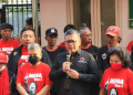 Sekretaris Jenderal DPP PDI Perjuangan, Hasto Kristiyanto, bersama Ketua DPP PDI Perjuangan, Ribka Tjiptaning, dan kader PDI Perjuangan menggelar tabur bunga untuk memperingati peristiwa penyerangan Kantor DPP PDI pada 27 Juli 1996 yang disebut Kudatuli di Jalan Diponegoro Nomor 58, Jakarta Pusat, Rabu (27/7/2022)