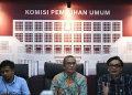 Ketua Komisi Pemilihan Umum (KPU) Hasyim Asy'ari (tengah) bersama anggota KPU Yulianto Sudrajat (kanan) dan Idham Holik menyampaikan keterangan kepada wartawan terkait pengumuman pendaftaran partai politik calon peserta Pemilu 2024 di Jakarta, Jumat (29/7/2022).