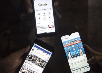 Warga menunjukan sejumlah aplikasi media sosial di Jakarta, Senin (18/7/2022). Kemenkominfo akan memblokir beberapa aplikasi terkait adanya pendaftaran Penyelenggara Sistem Elektronik (PSE) sebagai upaya pemerintah Indonesia untuk melindungi konsumen masyarakat, diantaranya Google, Facebook, Instagram, dan WhatsApp.