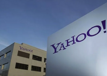 Arsip foto - Logo Yahoo di depan sebuah gedung di Rolle, 30 km (19 mil) timur Jenewa, foto diambil pada 12 Desember 2012.