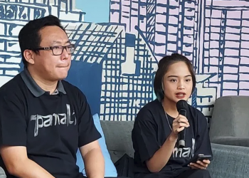 Kreator konten Jasmine Laticia dikenal dengan nama panggung Jeje Slebew melakukan klarifikasi bersama Coproduser film "Pamali" Alex Gunawan atas video viral marah-marahnya di kawasan Dukuh Atas saat Citayam Fashion Week (CFW) berlangsung di All Seasons Hotel Tanah Abang, Sabtu (30/7/2022).