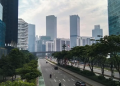 Suasana Jakarta dengan latar langit cerah berawan di kawasan perkantoran di Jalan Sudirman, Jakarta, Minggu (29/8/2021)