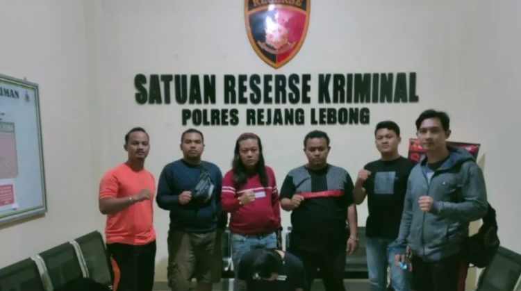 Pemasok Miras Oplosan di Rumah Karaoke Ayu Ting Ting Ditangkap