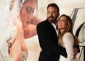 Jennifer Lopez dan Ben Affleck saat menghadiri pemutaran khusus film "Marry Me" di Directors Guild of America di Los Angeles, California, AS, (08/02/2022). (REUTERS/Mario Anzuoni)