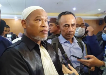 Tim Kuasa Hukum Bahar Smith menghormati dan mengapresiasi putusan yang diberikan oleh Majelis Hakim Pengadilan Negeri (PN) Bandung terkait hukuman enam bulan 15 hari penjara kepada Bahar. Kuasa Hukum Ichwan Tuankotta mengatakan pihaknya pun sebelumnya telah yakin jika hakim bakal memberikan hukuman ringan kepada kliennya itu. Dia pun memastikan pihaknya menerima hukuman tersebut. "Jadi hari ini kami menghormati putusan majelis hakim dan apresiasi terhadapnya," kata Ichwan di PN Bandung, Kota Bandung, Jawa Barat, Selasa. Berdasarkan perhitungannya, menurutnya Bahar kini telah ditahan enam bulan kurang satu hari. Sehingga menurutnya Bahar akan bebas dari tahanan dalam waktu dekat. "Tapi kami masih coba hitung-hitung lagi waktunya pembebasannya," ucap dia. Baca juga: Bahar Smith divonis enam bulan 15 hari penjara atas kasus hoaks Baca juga: Bahar Smith cium bendera Merah Putih usai divonis 6 bulan Sementara itu, Bahar Smith mengatakan hukuman yang diputuskan oleh hakim kepadanya itu merupakan bukti bahwa keadilan masih ada di Tanah Air. Hukuman itu lebih ringan dari tuntutan jaksa yang menuntutnya agar dihukum selama lima tahun penjara. Adapun jaksa kini menyatakan pikir-pikir terhadap putusan yang disampaikan oleh hakim. Bahar divonis enam bulan 15 hari hukuman penjara karena dinilai oleh hakim telah menyampaikan kabar tidak pasti yang berpotensi menimbulkan keonaran. Baca juga: Bahar Smith serukan NKRI dan Pancasila harga mati usai sidang vonis "Alhamdulillah ini akan jadi awal bagi masyarakat Indonesia, membuka bahwasanya menjadi awal kepercayaan, bahwasanya masih ada keadilan di negara republik ini," kata Bahar usai mendengarkan sidang vonis. Kabar yang tak pasti itu terkait ujaran-nya saat ceramah di Kabupaten Bandung pada Desember 2021 yang diunggah di YouTube. Bahar saat itu mengatakan Rizieq Shihab dipenjara karena menggelar Maulid Nabi dan enam laskar FPI disiksa hingga tewas.