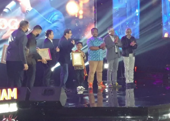 Menteri Hukum dan Hak Asasi Manusia (Menkumham) RI Yasonna Hamonangan Laoly menyerahkan penghargaan kepada penyanyi cilik Farel Prayogyo sebagai duta kekayaan intelektual kategori pelajar di Jakarta, Kamis