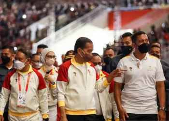 Presiden Joko Widodo (tengah) didampingi Menpora Zainudin Amali (kiri) dalam acara Closing Ceremony APG 2022, di Stadion Manahan Solo, Sabtu (6/8/2022) malam