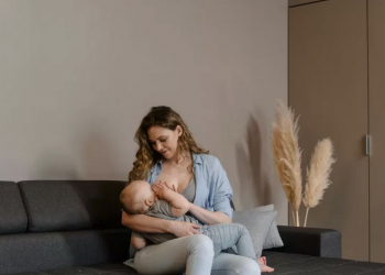 Ilustrasi Ibu menyusui anaknya untuk memberikan ASI eksklusif. (Pexels)