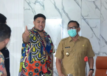Desainer kondang sekaligus selebriti, Ivan Gunawan berkunjung ke Kantor Bupati Bogor di Cibinong, Kabupaten Bogor, Jawa Barat, Selasa (2/8/2022).