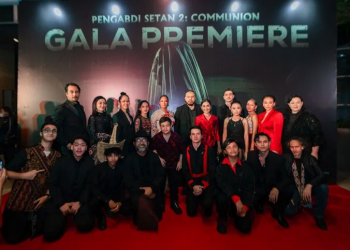 Sutradara Joko Anwar beserta seluruh pemain film “Pengabdi Setan 2: Communion” dalam acara "gala premiere" di XXI Epicentrum, Jakarta, (02/08/2022).