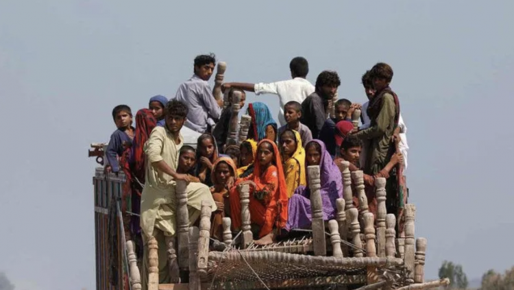 Sejumlah korban banjir membawa barang mereka untuk mencari tempat pengungsian saat musim hujan dan banjir di Gari Yasin, Shikarpur, Pakistan, Rabu (31/8/2022). Banjir akibat musim hujan tersebut telah menenggelamkan sepertiga wilayah Pakistan dan berdampak pada 33 juta warga, atau 15 persen dari total 220 juta penduduk negara Asia Selatan itu.