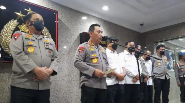 Kapolri Jenderal Pol. Listyo Sigit Prabowo memberikan keterangan kepada wartawan di Mabes Polri, Jakarta, Kamis (4-8-2022).