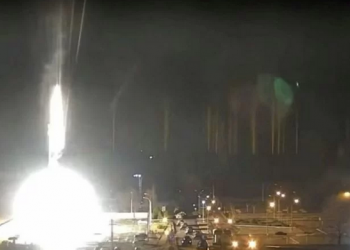 Rekaman kamera pengintai menunjukkan kilatan api di pembangkit listrik tenaga nuklir Zaporizhzhia selama terjadi pertempuran di Enerhodar, Zaporizhia Oblast, Ukraina, 4 Maret 2022, dalam tangkapan layar dari video yang diperoleh dari media sosial. PLTN Zaporizhzhya via YouTube/via REUTERS/as