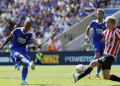 Tendangan pemain Leicester Youri Tielemans (kiri) berhasil diblok oleh pemain Brentford dalam pertandingan Liga Premier Inggris di King Power Stadium, Leicester, Inggris pada 7 Agustus 2022.