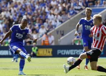 Tendangan pemain Leicester Youri Tielemans (kiri) berhasil diblok oleh pemain Brentford dalam pertandingan Liga Premier Inggris di King Power Stadium, Leicester, Inggris pada 7 Agustus 2022.