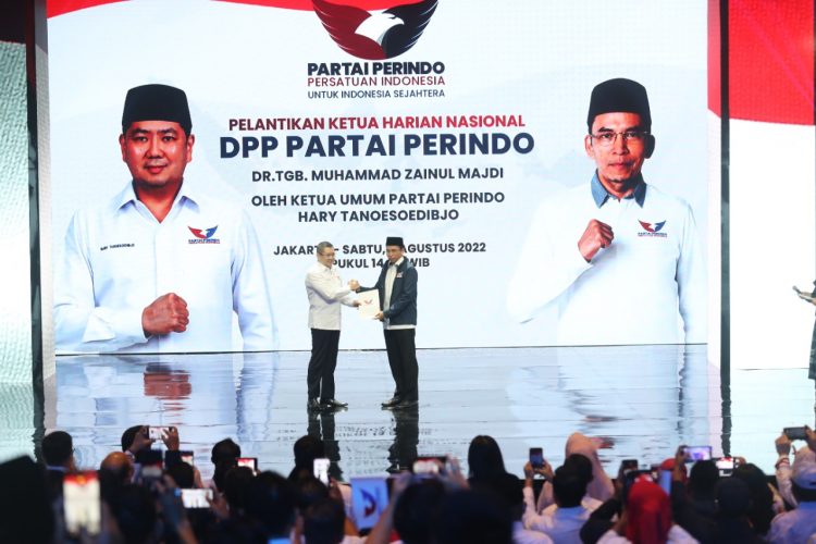 Ketua Umum Partai Persatuan Indonesia (Perindo) Hary Tanoesoedibjo melantik Dr Tuan Guru Bajang (TGB) Muhammad Zainul Majdi sebagai Ketua Harian Nasional DPP Partai Perindo di Jakarta.