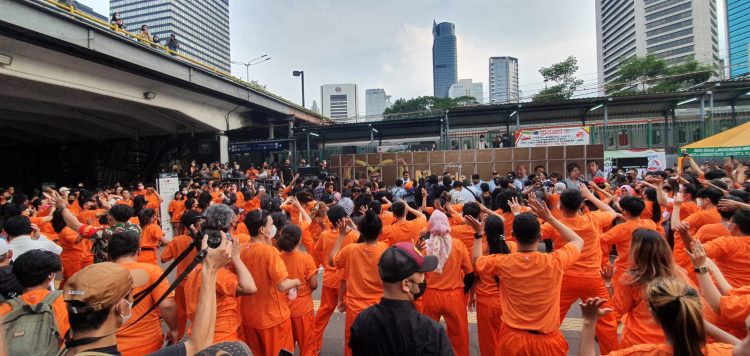 500 Orang Berseragam ‘Narapidana’ Warnai Peluncuran Ost Miracle On Cell No 7 Balon Udara