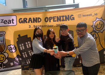 Soegimitro, penyanyi sekaligus pakar digital branding, membuat sesuatu yang baru dan berbeda untuk melengkapi menu Lezeat hasil kolaborasinya dengan Melisa Saputra Winata dan Jovinus Rico. (ist)