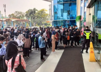Arsip Foto - Ratusan pencari kerja mulai memadati depan gedung pusat perbelanjaan Season City, Tambora, untuk mengikuti bursa kerja (job fair) oleh Suku Dinas Tenaga Kerja Transmigrasi dan Energi Jakarta Barat, Selasa (2/8/2022).