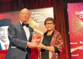 Menlu RI Retno Marsudi (kanan) mewakili Presiden Joko Widodo menerima langsung penghargaan "Global Citizen Award" dari lembaga Atlantic Council di New York, Amerika Serikat, Senin (19/9/2022)