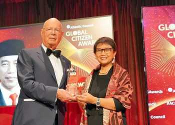 Menlu RI Retno Marsudi (kanan) mewakili Presiden Joko Widodo menerima langsung penghargaan "Global Citizen Award" dari lembaga Atlantic Council di New York, Amerika Serikat, Senin (19/9/2022)