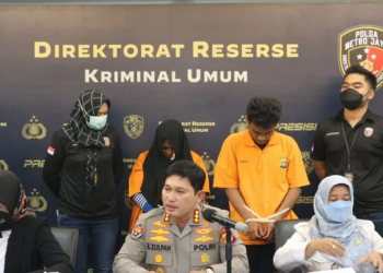 Polda Metro Jaya hadirkan dua tersangka kasus prostitusi daring dalam jumpa pers di Mapolda Metro Jaya, Selasa (21/9/2022).