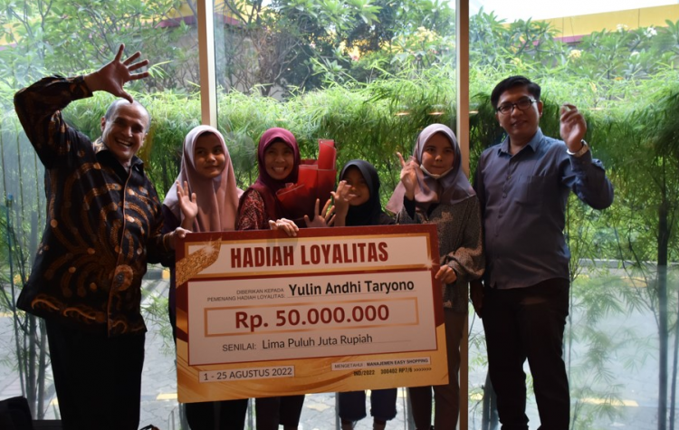 Ibu Yulin didampingi ketiga puterinya menerima hadiah dari Easy Shopping Indonesia dan PT Karisma Bahana Gemilang