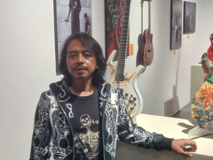 Gitaris grup band GIGI, Dewa Budjana, melelang gitarnya untuk disumbankan pada penderita kanker payudara.