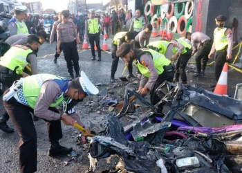 Polisi membersihkan puing-puing mobil pikap yang ringsek di lokasi kecelakaan di jalan raya Parakan-Wonosobo Kertek, Wonosobo, Jawa Tengah, Sabtu (10/9/2022). Kecelakaan lalu lintas itu diduga akibat rem bus pariwisata bernomor plat N 7944 US tidak berfungsi sehingga menabrak empat mobil lainnya dan mengakibatkan enam orang tewas serta seorang luka berat