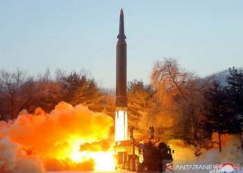 Arsip - Suasana kegiatan yang dilaporkan Kantor Berita Sentral Korea Utara (KCNA) sebagai uji coba penembakan rudal hipersonik di lokasi yang dirahasiakan di Korea Utara, 5 Januari 2022. (ANTARA/KCNA via Reuters)